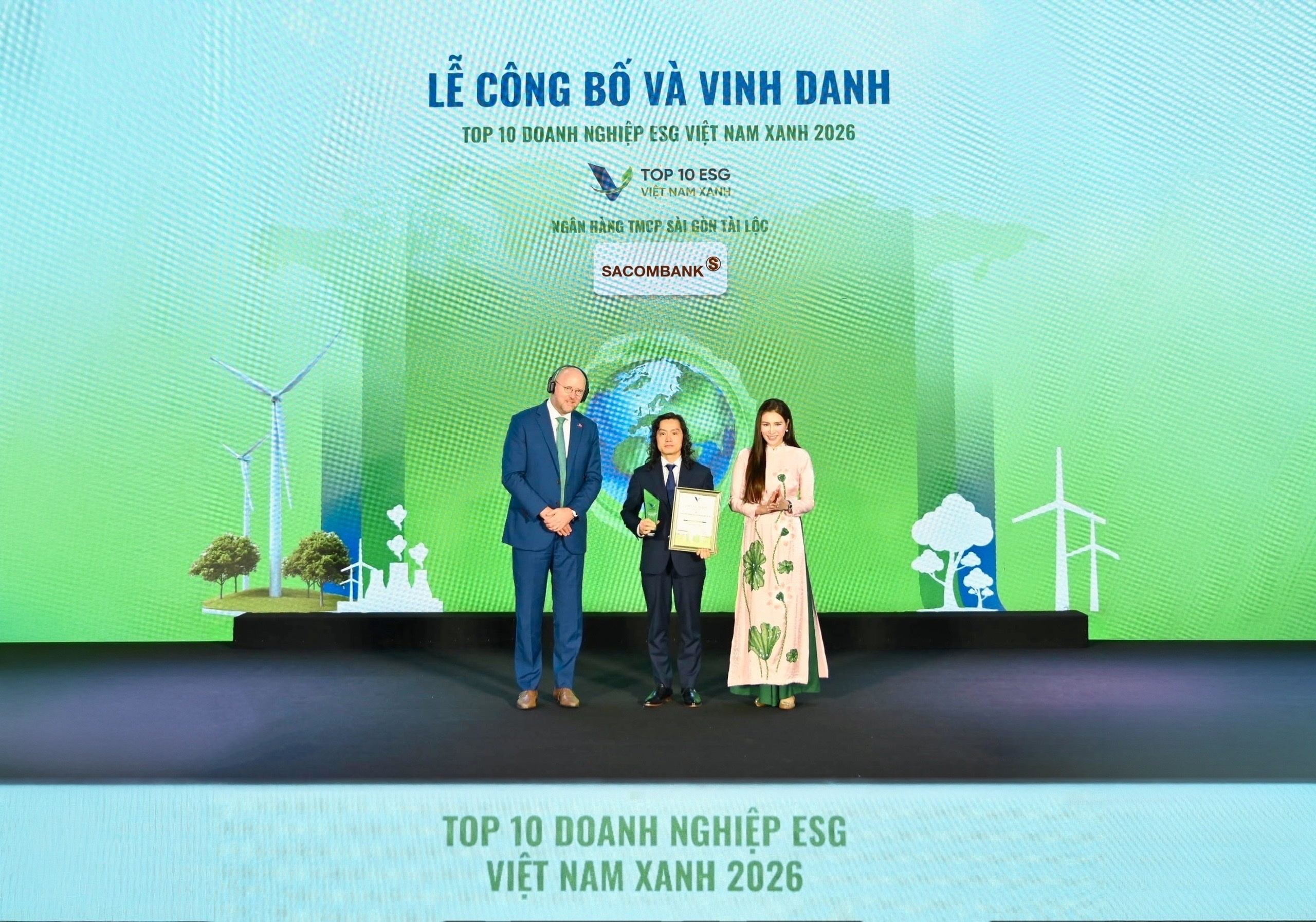 Ông Lưu Danh Đức – Phó Tổng giám đốc SACOMBANK nhận giải ESG10 từ đại diện Ban tổ chức Ông Lưu Danh Đức – Phó Tổng giám đốc SACOMBANK nhận giải ESG10 từ đại diện Ban tổ chức