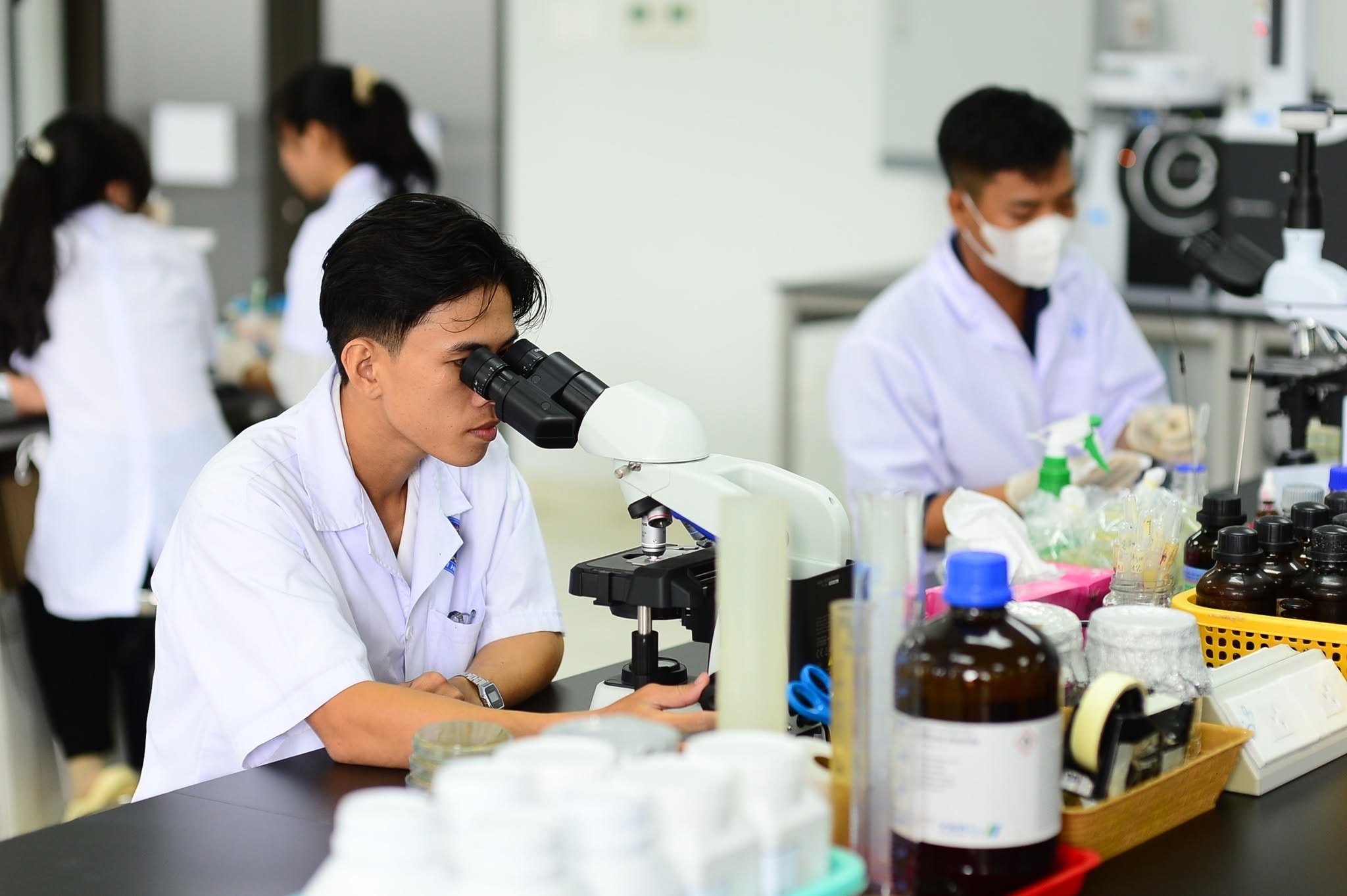 Sinh viên Trường Đại học Cần Thơ thực hiện thí nghiệm tại phòng thí nghiệm do JICA tài trợ Sinh viên Trường Đại học Cần Thơ thực hiện thí nghiệm tại phòng thí nghiệm do JICA tài trợ