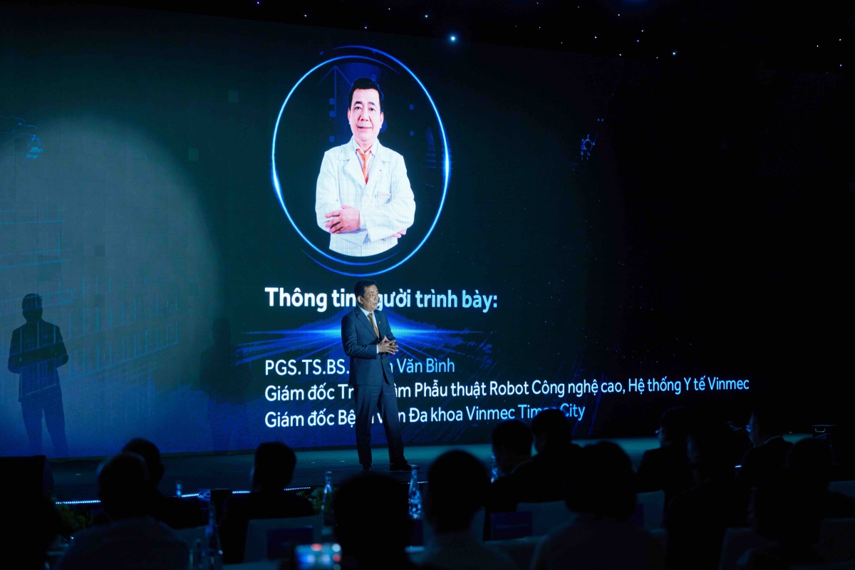 PGS.TS.BS Phạm Văn Bình - Giám đốc Trung tâm Phẫu thuật Robot Công nghệ cao, Hệ thống Y tế Vinmec; Giám đốc Bệnh viện Đa khoa Quốc tế Vinmec Times City - phát biểu tại sự kiện. PGS.TS.BS Phạm Văn Bình - Giám đốc Trung tâm Phẫu thuật Robot Công nghệ cao, Hệ thống Y tế Vinmec; Giám đốc Bệnh viện Đa khoa Quốc tế Vinmec Times City - phát biểu tại sự kiện.