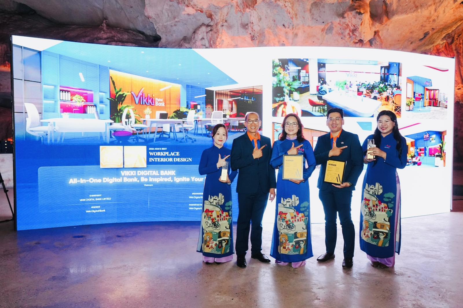 Bà Phan Thị Trâm Anh - Phó Tổng Giám đốc Vikki Digital Bank (Ảnh trên) cùng các đại diện Vikki Digital Bank tại Buổi trao giải Bà Phan Thị Trâm Anh - Phó Tổng Giám đốc Vikki Digital Bank (Ảnh trên) cùng các đại diện Vikki Digital Bank tại Buổi trao giải
