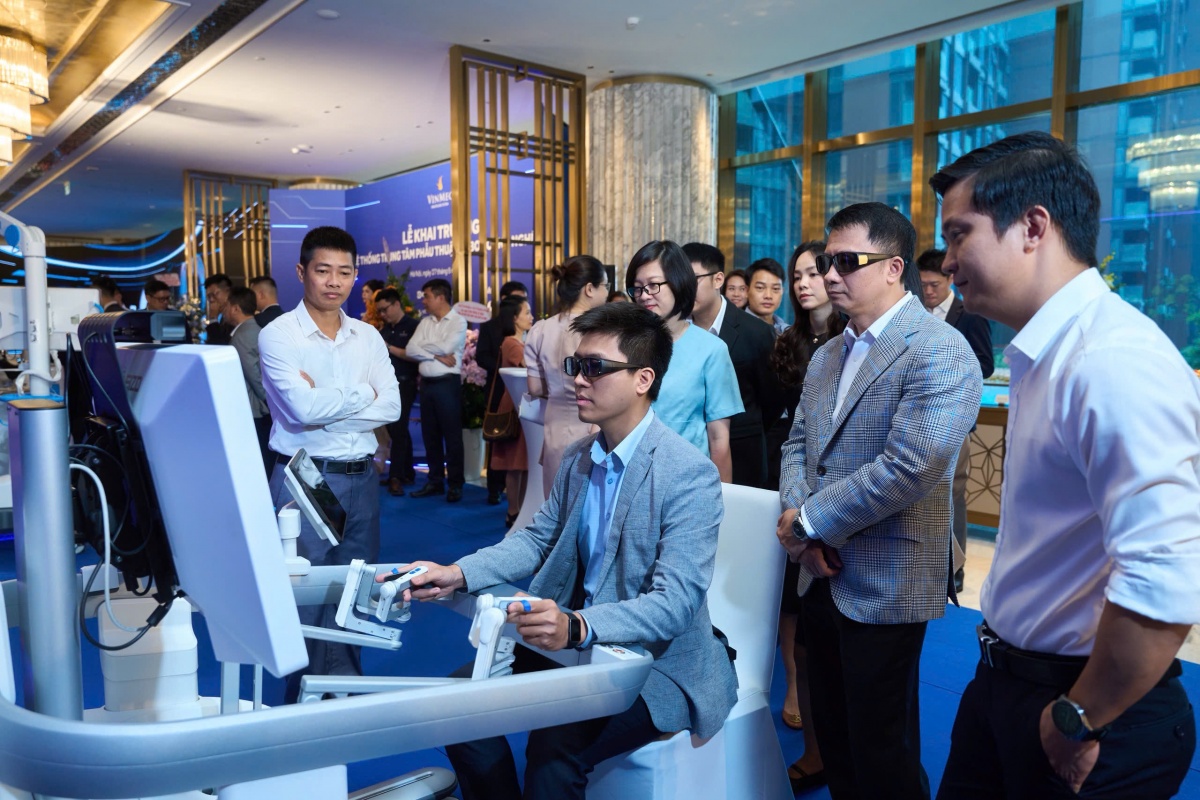 Khách mời trải nghiệm không gian công nghệ robot tại sự kiện. Khách mời trải nghiệm không gian công nghệ robot tại sự kiện.