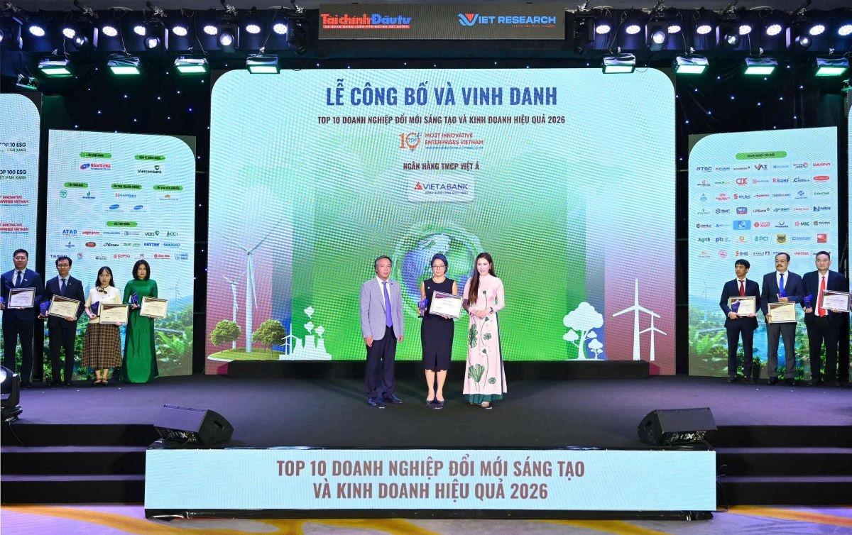 Đại diện VietABank nhận giải thưởng tại sự kiện Đại diện VietABank nhận giải thưởng tại sự kiện