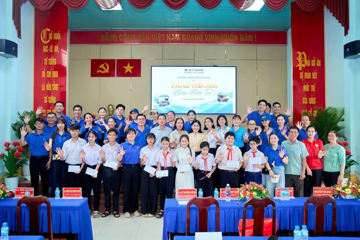 VietABank tích cực hướng đến cộng đồng với các chương trình thiện nguyện cho các em học sinh và người dân có hoàn cảnh khó khăn VietABank tích cực hướng đến cộng đồng với các chương trình thiện nguyện cho các em học sinh và người dân có hoàn cảnh khó khăn