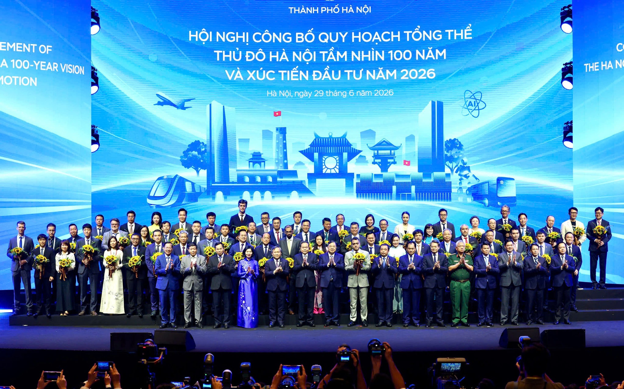 Chủ tịch Quốc hội Trần Thanh Mẫn chụp ảnh cùng các đồng chí lãnh đạo và doanh nghiệp.