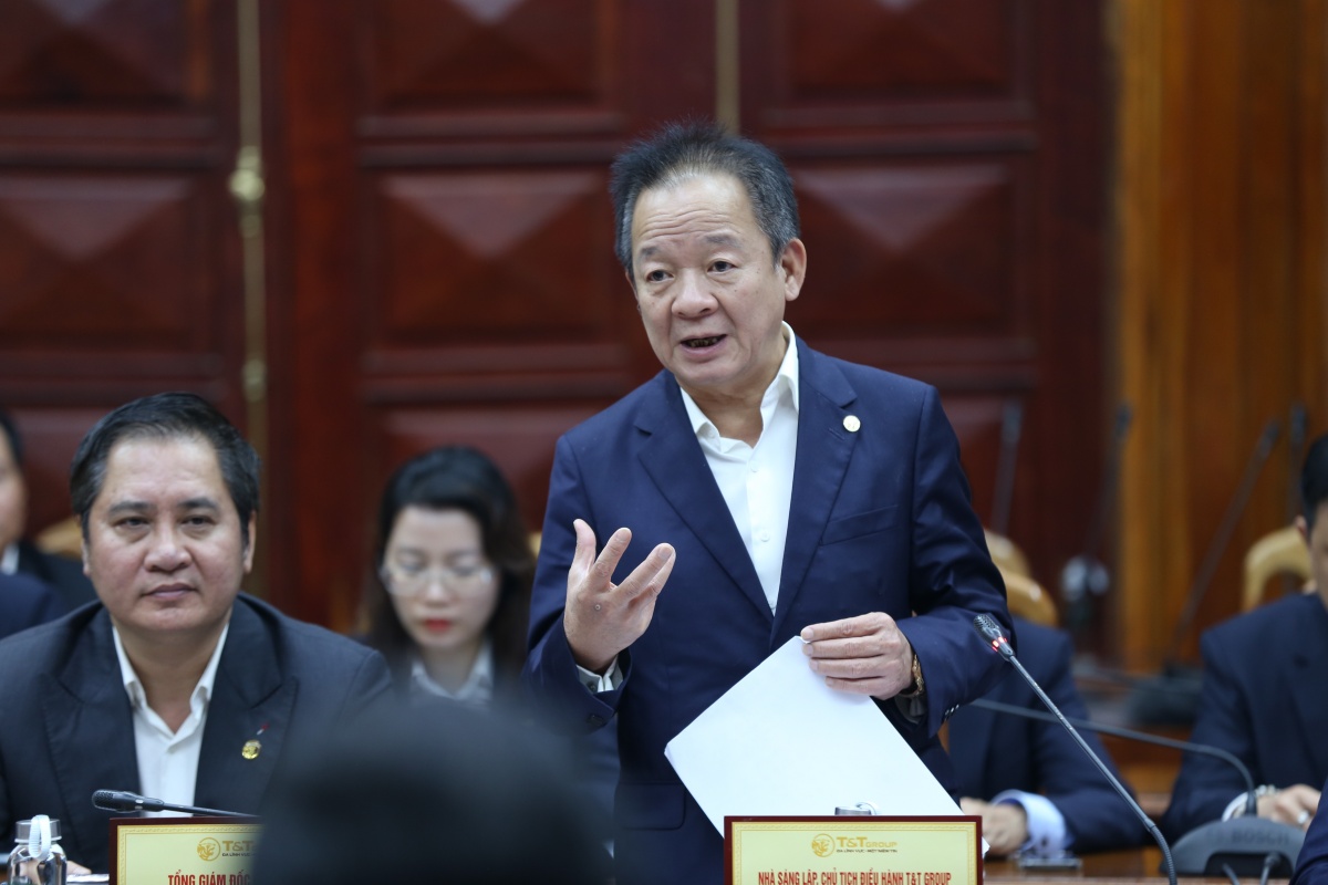 Bầu Hiển trong cuộc làm việc với lãnh đạo tỉnh Quảng Trị Bầu Hiển trong cuộc làm việc với lãnh đạo tỉnh Quảng Trị