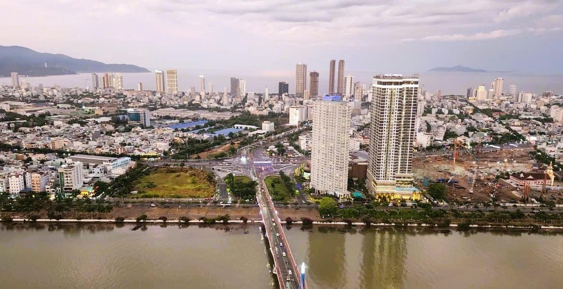 Lợi thế cạnh tranh của Đà Nẵng không nằm ở cuộc đua ưu đãi mà ở khả năng xây dựng thể chế minh bạch, để thu hút dòng vốn và các mô hình tài chính mới. Lợi thế cạnh tranh của Đà Nẵng không nằm ở cuộc đua ưu đãi mà ở khả năng xây dựng thể chế minh bạch, để thu hút dòng vốn và các mô hình tài chính mới.