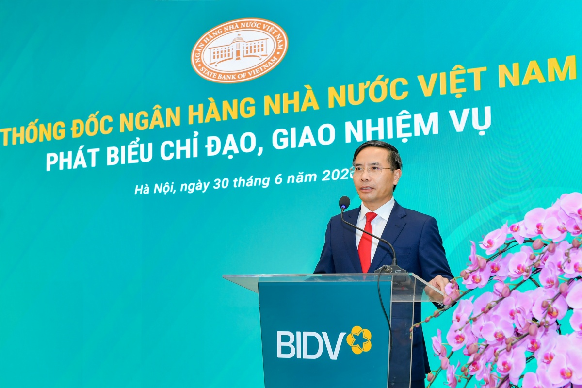 Thống đốc NHNN Phạm Đức Ấn, Phó Chủ nhiệm Ủy ban Kiểm tra Trung ương Đinh Hữu Thành và Chủ tịch HĐQT BIDV Phan Đức Tú trao Quyết định và tặng hoa chúc mừng đồng chí Lê Ngọc Lâm nhận nhiệm vụ mới