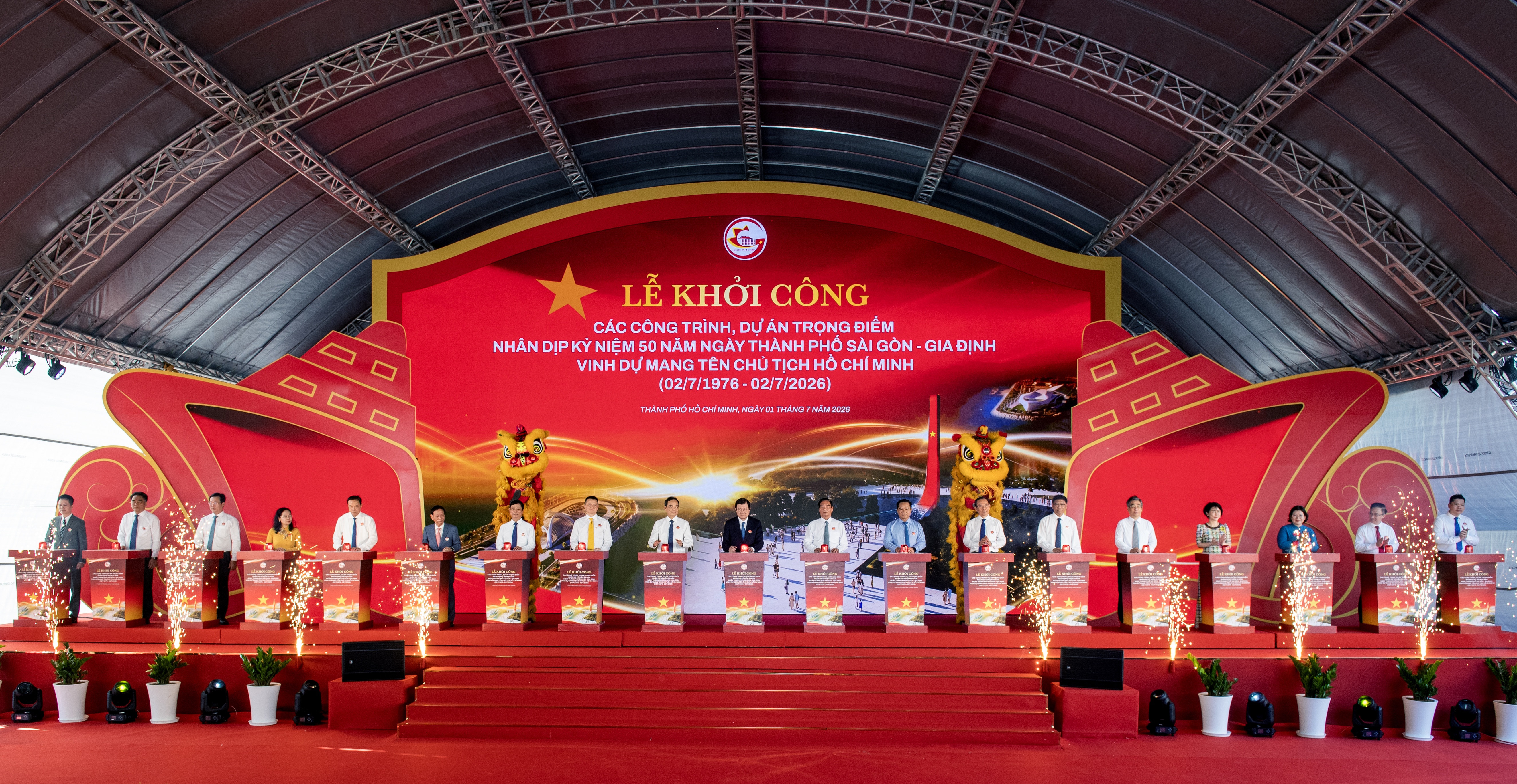 Các đại biểu bấm nút chính thức khởi công loạt công trình, dự án trọng điểm nhân dịp kỷ niệm 50 năm Ngày Thành phố Sài Gòn - Gia Định vinh dự mang tên Chủ tịch Hồ Chí Minh sáng ngày 1/7