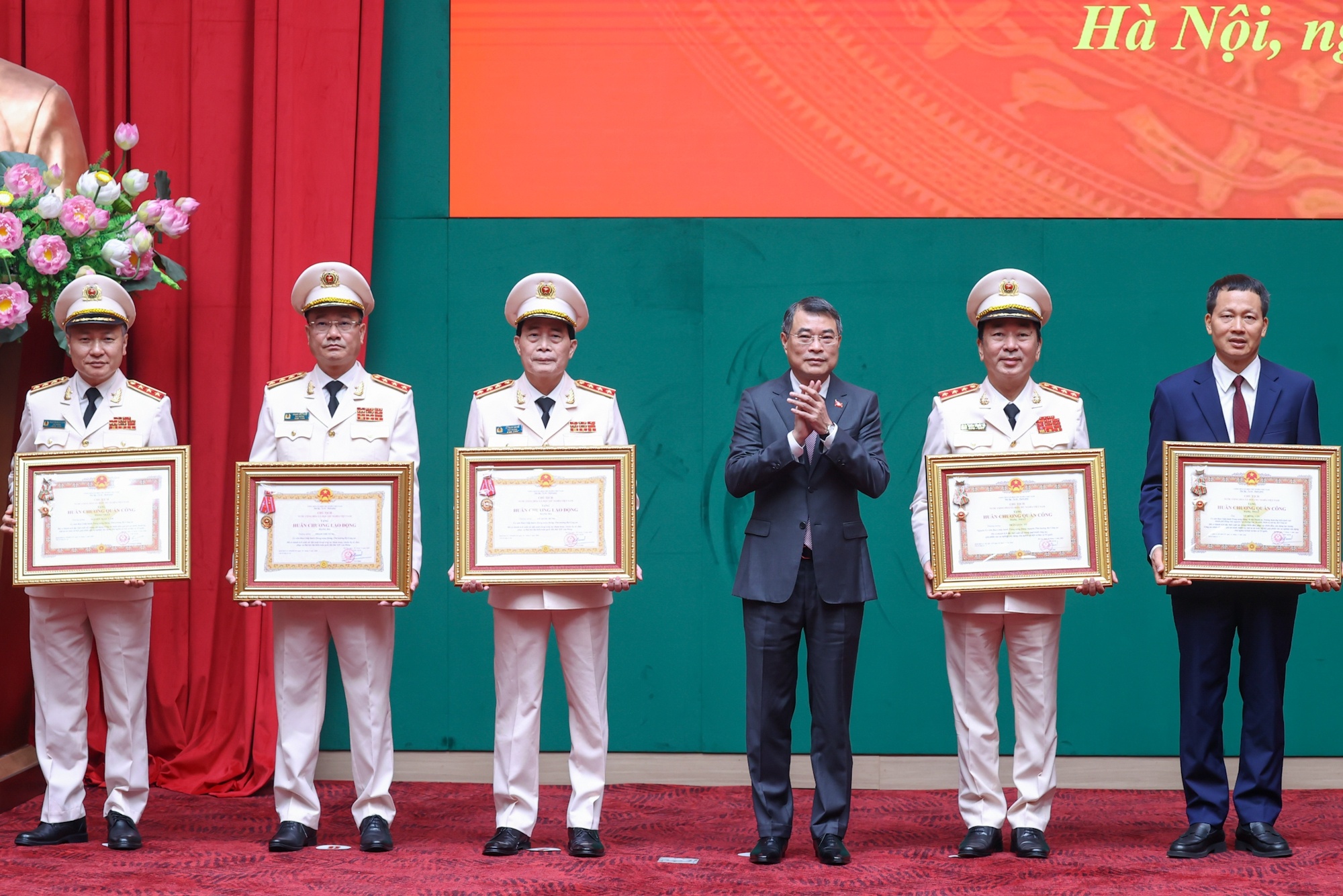 Thủ tướng Lê Minh Hưng trao Huân chương Quân công hạng Nhất và Huân chương Lao động hạng Ba cho các cá nhân có thành tích xuất sắc - Ảnh: VGP/Nhật Bắc Thủ tướng Lê Minh Hưng trao Huân chương Quân công hạng Nhất và Huân chương Lao động hạng Ba cho các cá nhân có thành tích xuất sắc - Ảnh: VGP/Nhật Bắc