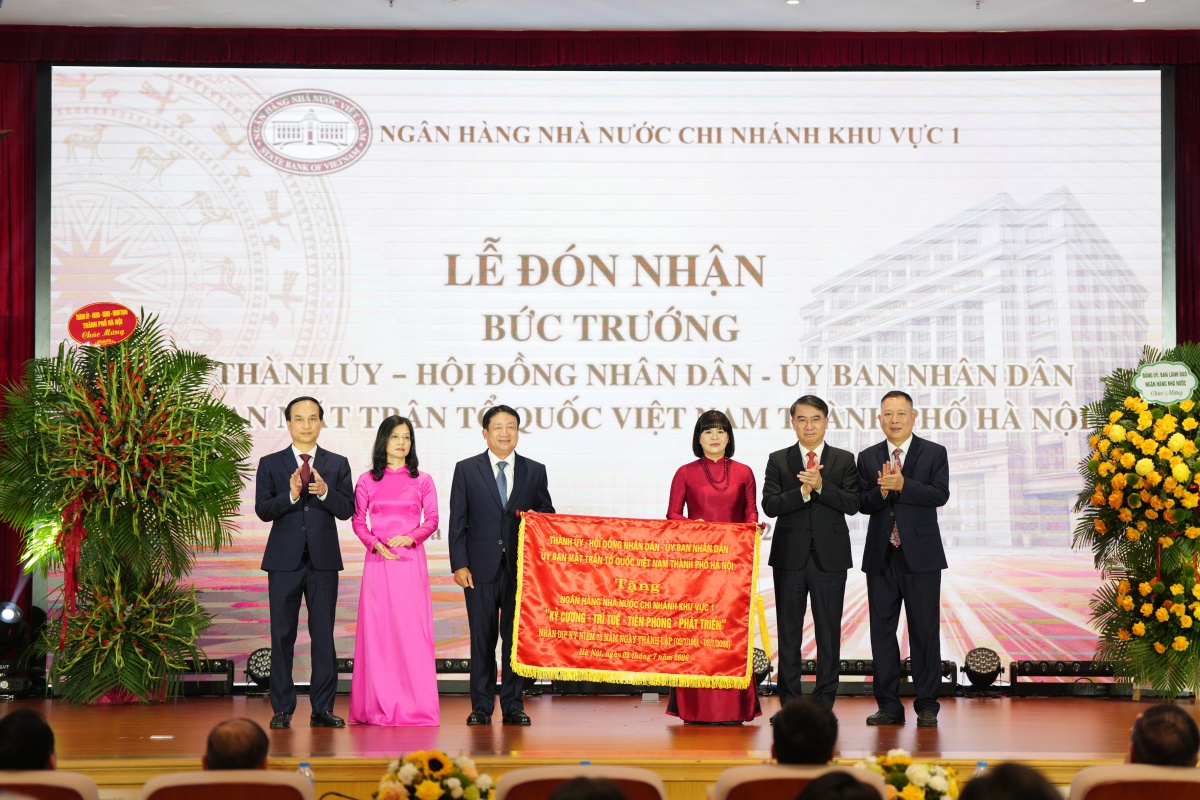 Thành ủy – Hội đồng Nhân dân - Ủy ban Nhân dân – Ủy ban Mặt trận Tổ quốc Việt Nam TP. Hà Nội trao tặng Bức trướng cho NHNN Khu vực 1 nhân Kỷ niệm 75 năm thành lập Thành ủy – Hội đồng Nhân dân - Ủy ban Nhân dân – Ủy ban Mặt trận Tổ quốc Việt Nam TP. Hà Nội trao tặng Bức trướng cho NHNN Khu vực 1 nhân Kỷ niệm 75 năm thành lập