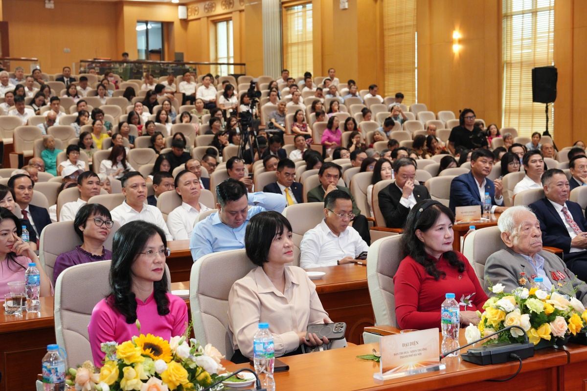 Các đại biểu tham dự buổi lễ Các đại biểu tham dự buổi lễ
