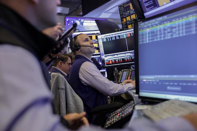 Nhà đầu tư Phố Wall theo dõi diễn biến thị trường khi Dow Jones lập kỷ lục mới, trong khi nhóm cổ phiếu bán dẫn kéo Nasdaq giảm điểm Nhà đầu tư Phố Wall theo dõi diễn biến thị trường khi Dow Jones lập kỷ lục mới, trong khi nhóm cổ phiếu bán dẫn kéo Nasdaq giảm điểm
