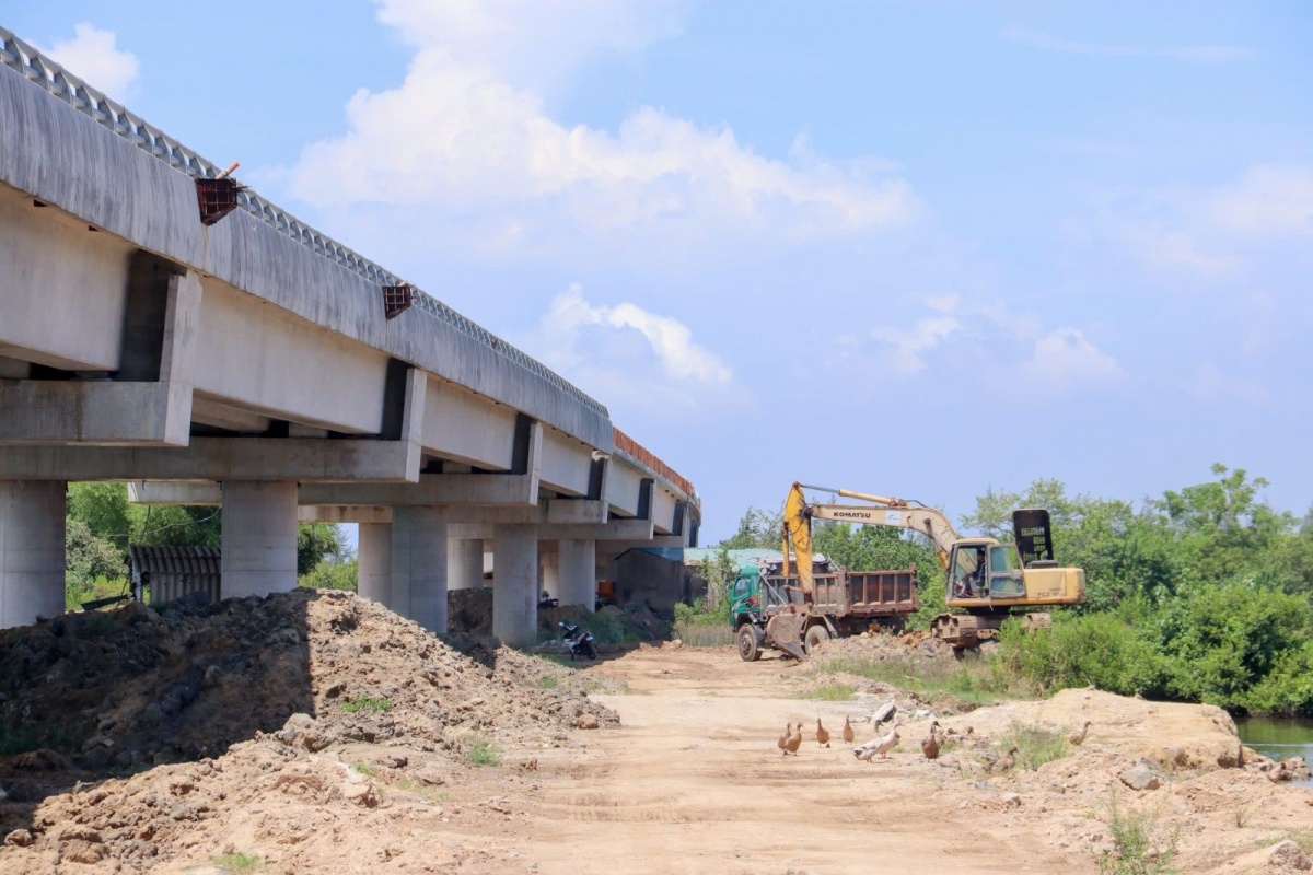 Đường ven biển Dung Quất - Sa Huỳnh đang được đẩy nhanh tiến độ hoàn thiện. Ảnh: Cổng thông tin điện tử Quảng Ngãi) Đường ven biển Dung Quất - Sa Huỳnh đang được đẩy nhanh tiến độ hoàn thiện. Ảnh: Cổng thông tin điện tử Quảng Ngãi)