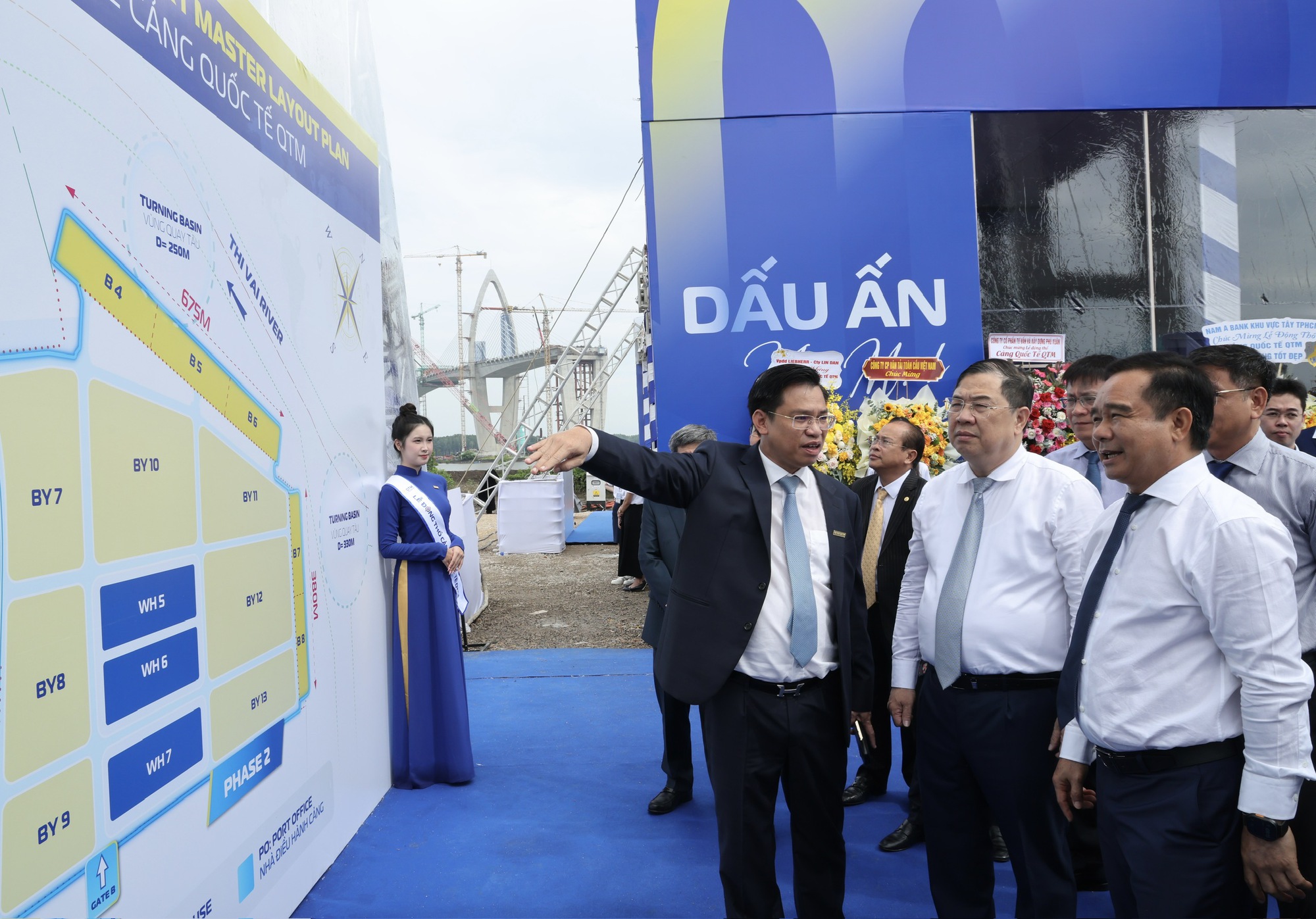 Phó Thủ tướng Thường trực Phạm Gia Túc dự lễ khởi công dự án cảng biển thuộc Cụm cảng nước sâu Cái Mép-Thị Vải (TPHCM) Phó Thủ tướng Thường trực Phạm Gia Túc dự lễ khởi công dự án cảng biển thuộc Cụm cảng nước sâu Cái Mép-Thị Vải (TPHCM)- Ảnh 4.