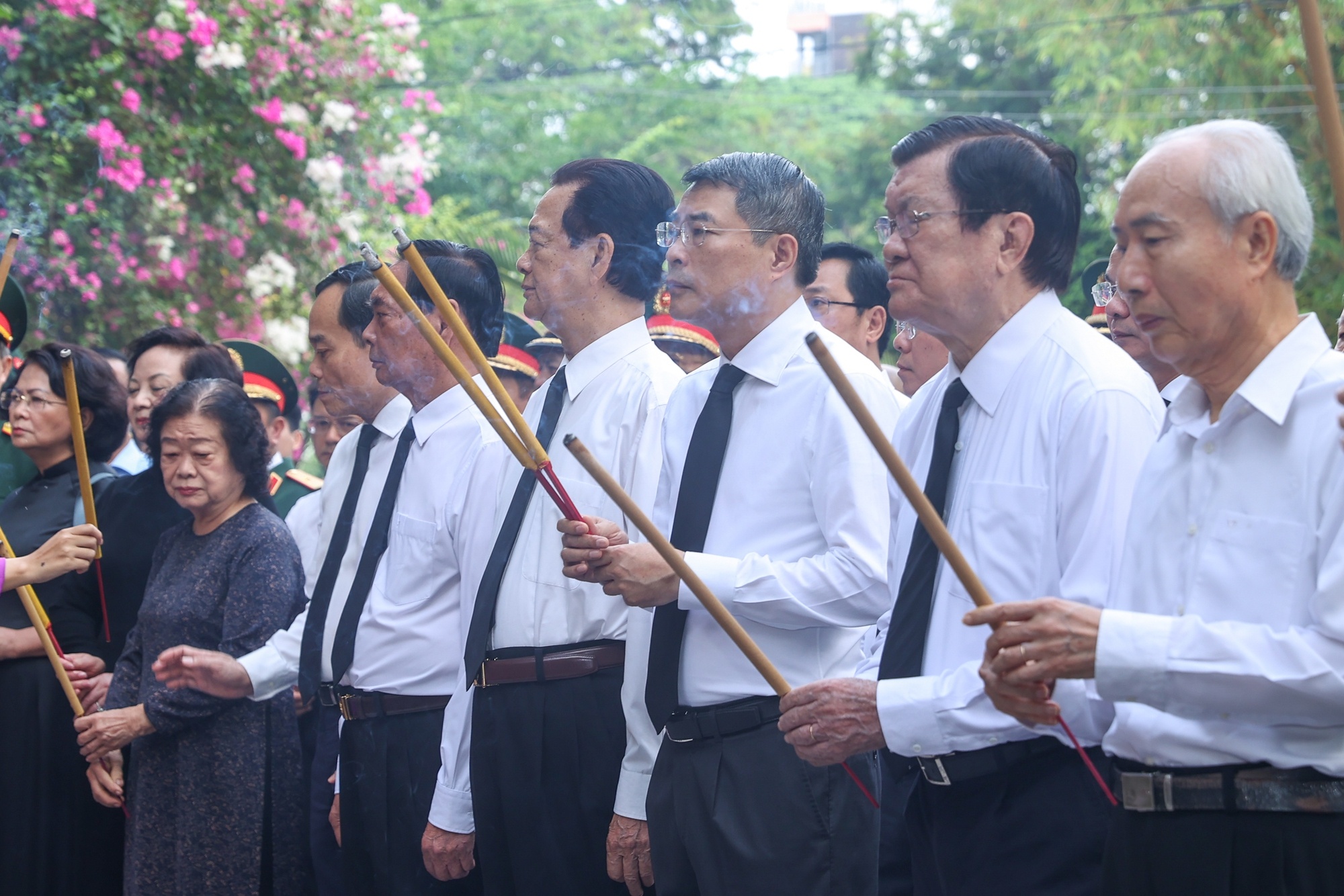 Thủ tướng Chính phủ Lê Minh Hưng và các đại biểu dâng hương tại tượng đài Cố Tổng Bí thư Trần Phú và Bia tưởng niệm các Anh hùng liệt sĩ tại Công viên Lê Thị Riêng - Ảnh: VGP/Nhật Bắc