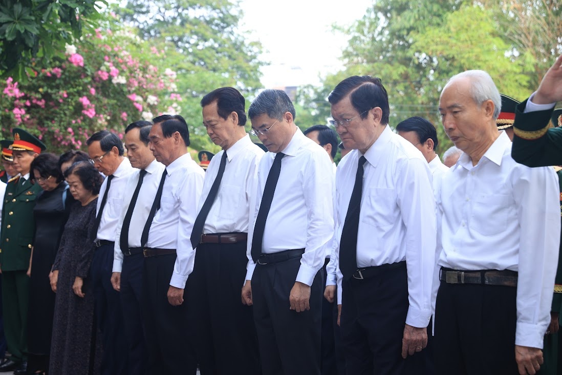 Thủ tướng Chính phủ Lê Minh Hưng và các đại biểu dành phút mặc niệm, bày tỏ lòng biết ơn vô hạn với các nhà lãnh đạo tiền bối, hàng triệu người con ưu tú của dân tộc tại Công viên Lê Thị Riêng - Ảnh: VGP/Nhật Bắc