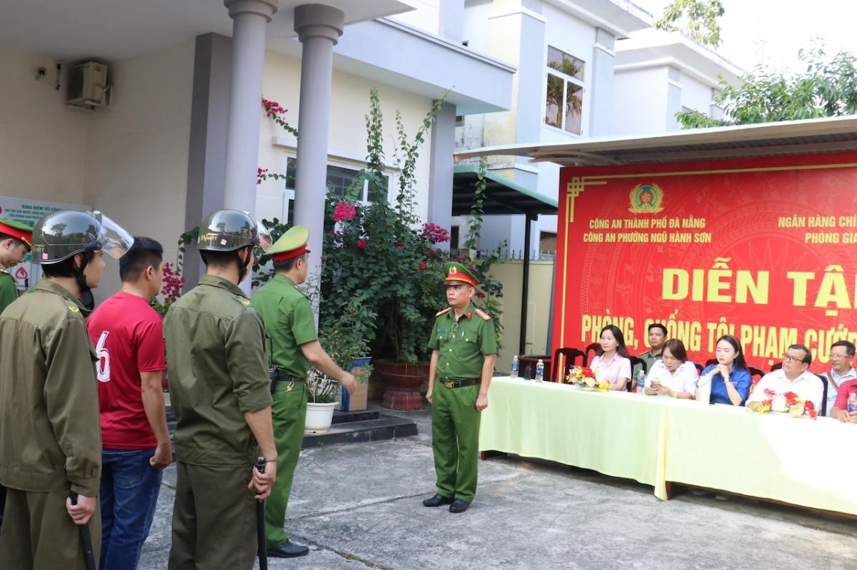 Phòng ngừa tội phạm cướp tài sản tại ngân hàng từ sớm, từ xa Phòng ngừa tội phạm cướp tài sản tại ngân hàng từ sớm, từ xa
