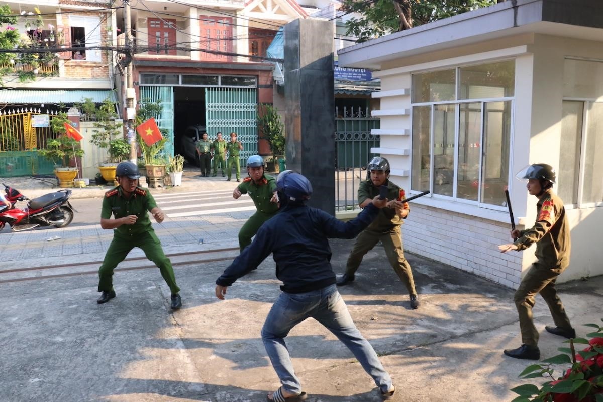 Phòng ngừa tội phạm cướp tài sản tại ngân hàng từ sớm, từ xa Phòng ngừa tội phạm cướp tài sản tại ngân hàng từ sớm, từ xa