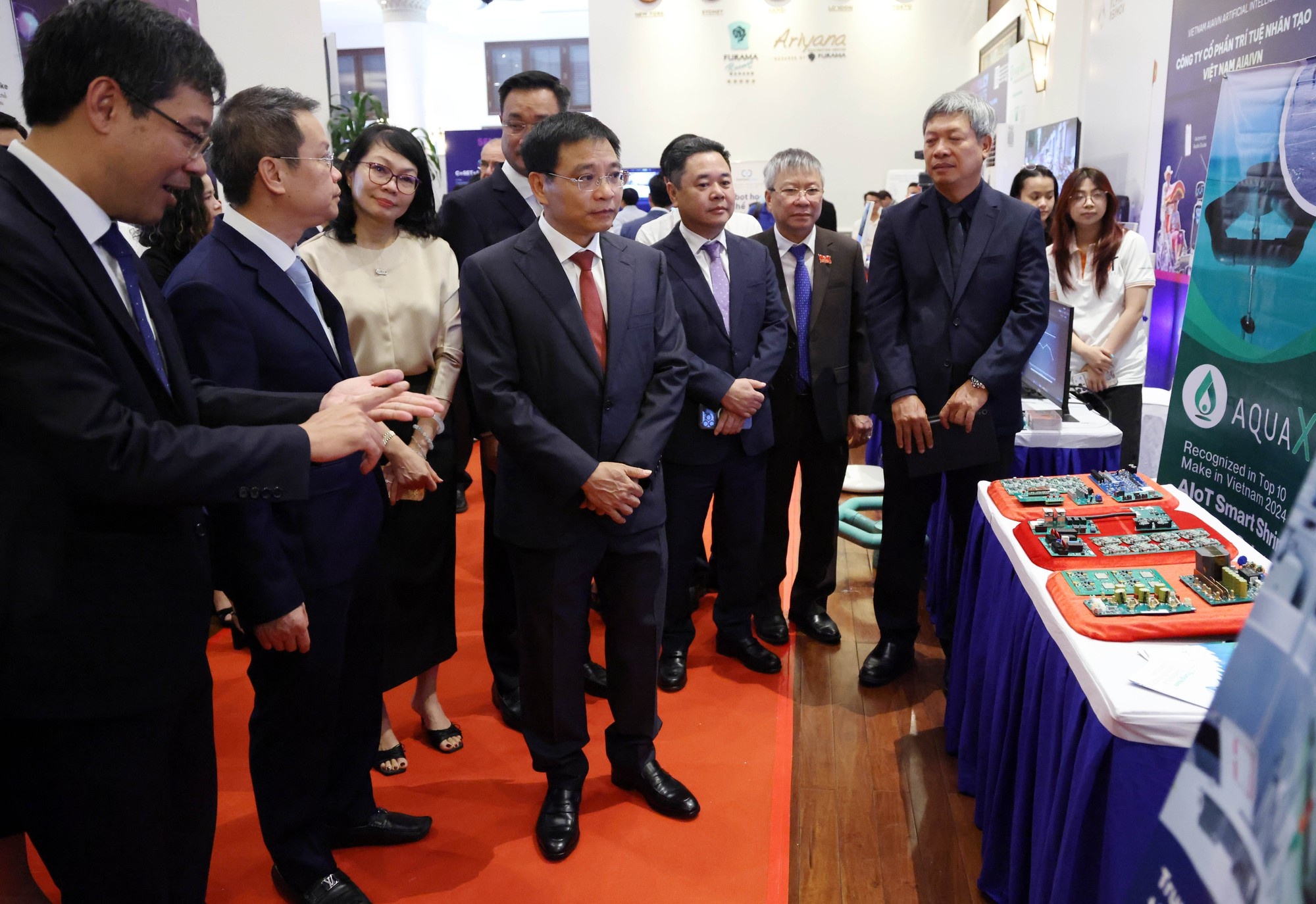 Phó Thủ tướng tham quan không gian triển lãm các sản phẩm công nghệ, sản phẩm đổi mới sáng tạo trước thềm lễ khai mạc - Ảnh VGP/Đức Tuân