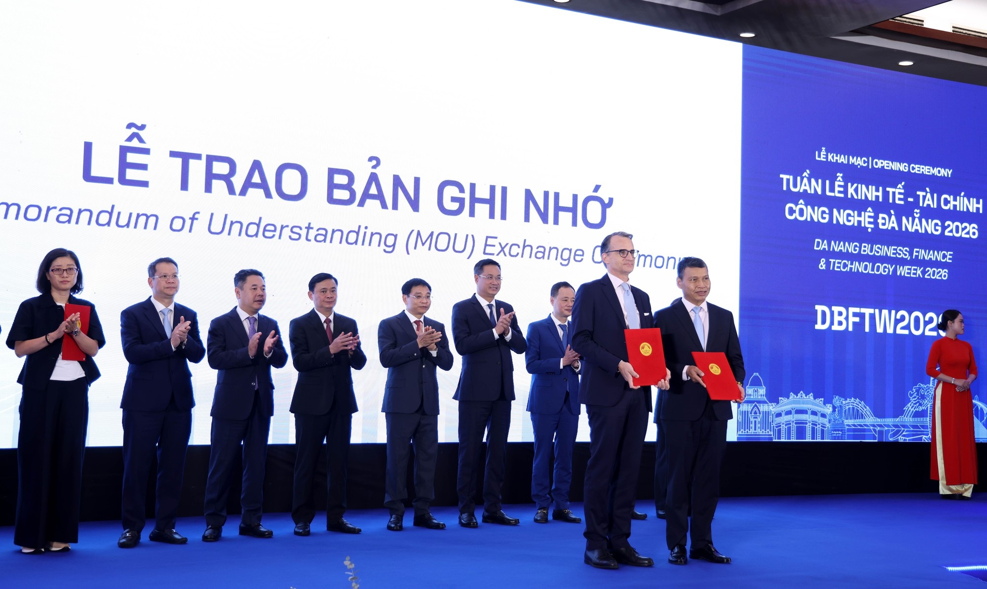 Phó Thủ tướng và các đại biểu chứng kiến TP Đà Nẵng trao các biên bản ghi nhớ quan trọng với các đối tác trong và ngoài nước - Ảnh VGP/Đức Tuân