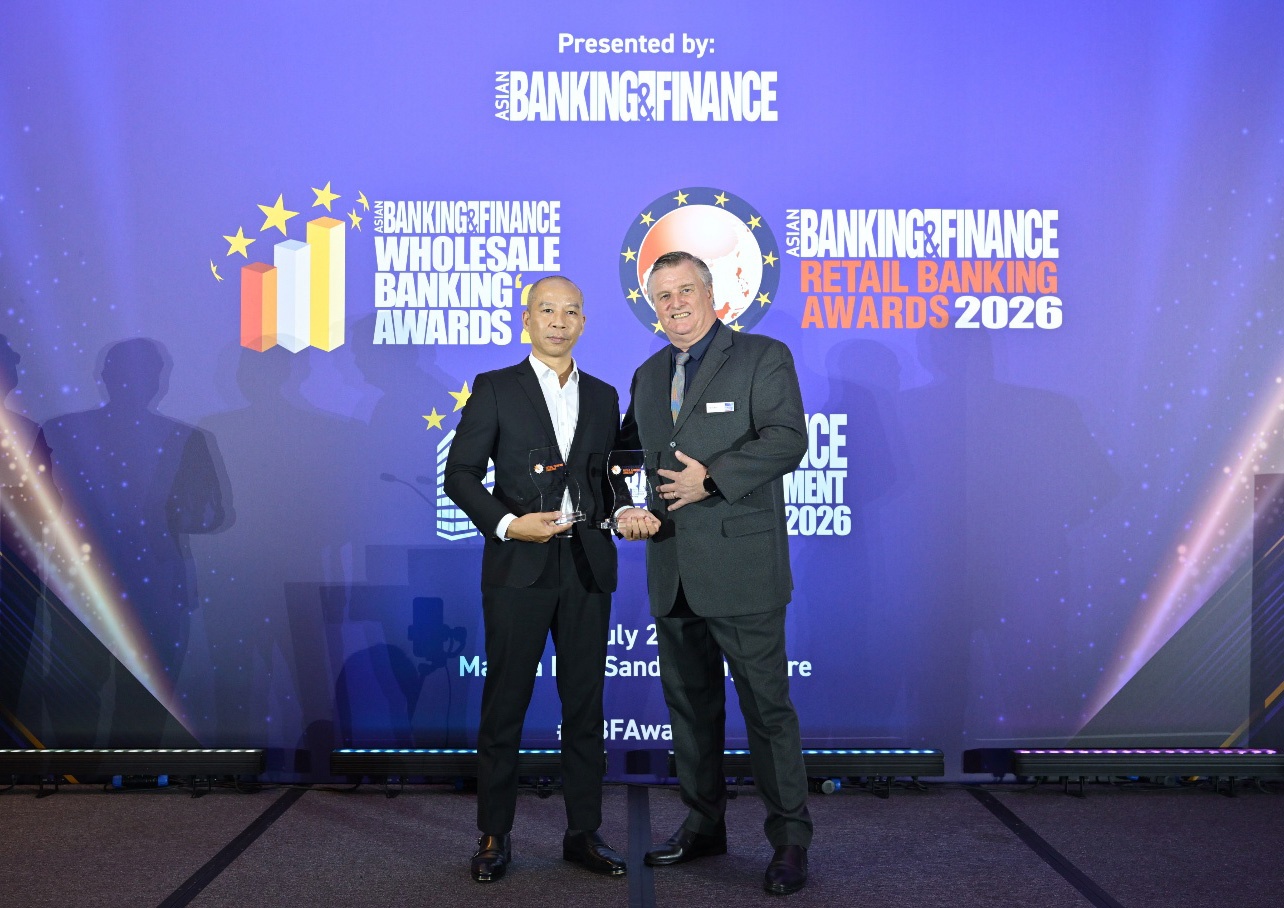 Ông Phạm Trần Long, Phó Tổng giám đốc F88, nhận hai giải thưởng từ ông Nick Atkinson, The Asian Banking & Finance, vào ngày 3/7/2026 tại Singapore