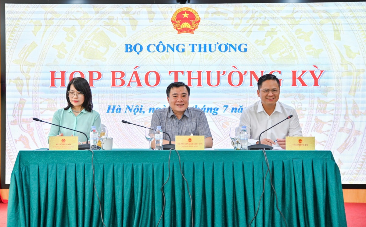 Thứtr]ơngr Bộ Công Thương Nguyễn Sinh Nhật Tân chủ trì họp báo