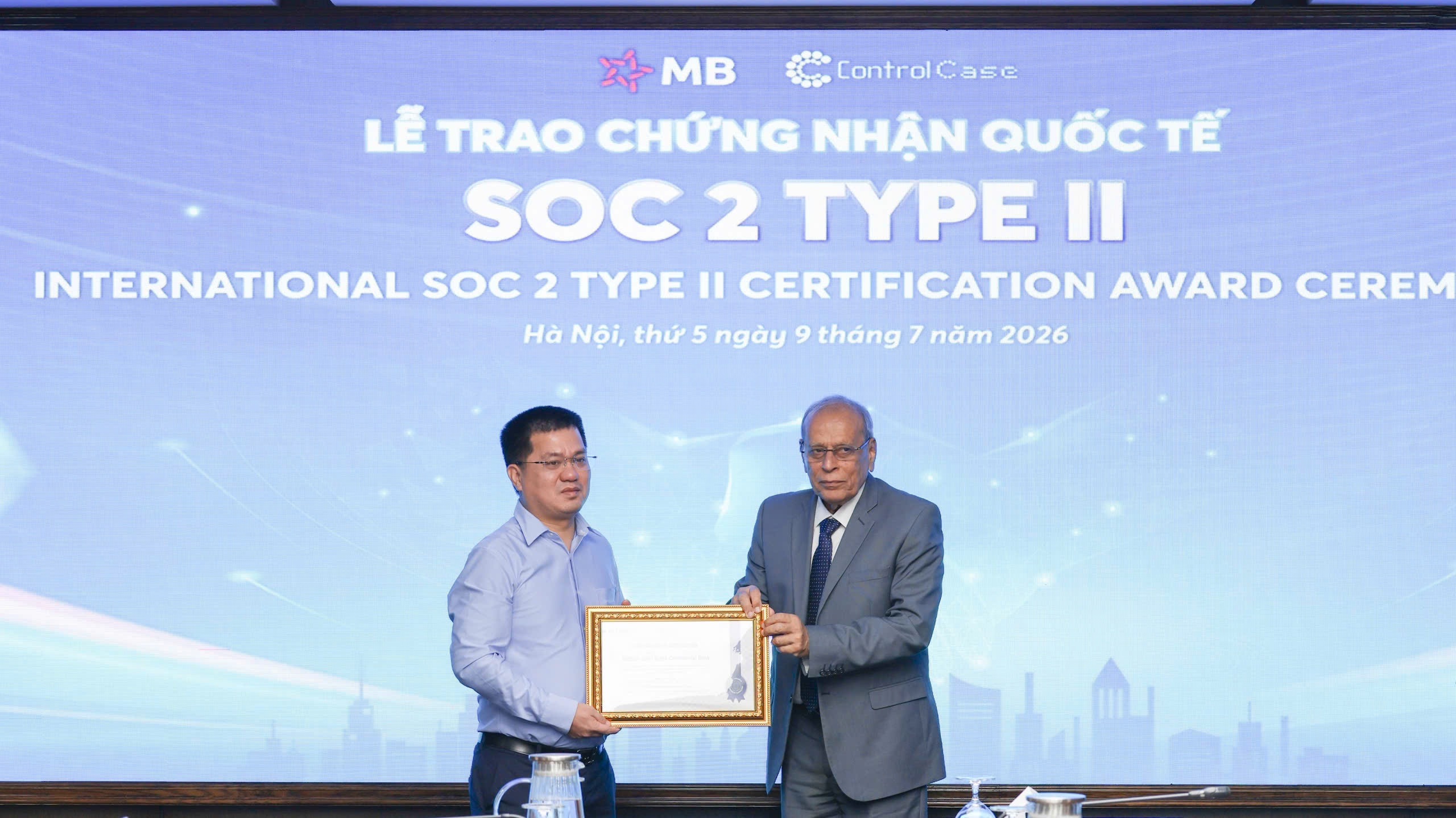 Ông Suresh Dadlani – Chủ tịch ControlCase International (bên phải) trao chứng nhận cho ông Nguyễn Xuân Học – Phó Tổng giám đốc MB (bên trái) Ông Suresh Dadlani – Chủ tịch ControlCase International (bên phải) trao chứng nhận cho ông Nguyễn Xuân Học – Phó Tổng giám đốc MB (bên trái)