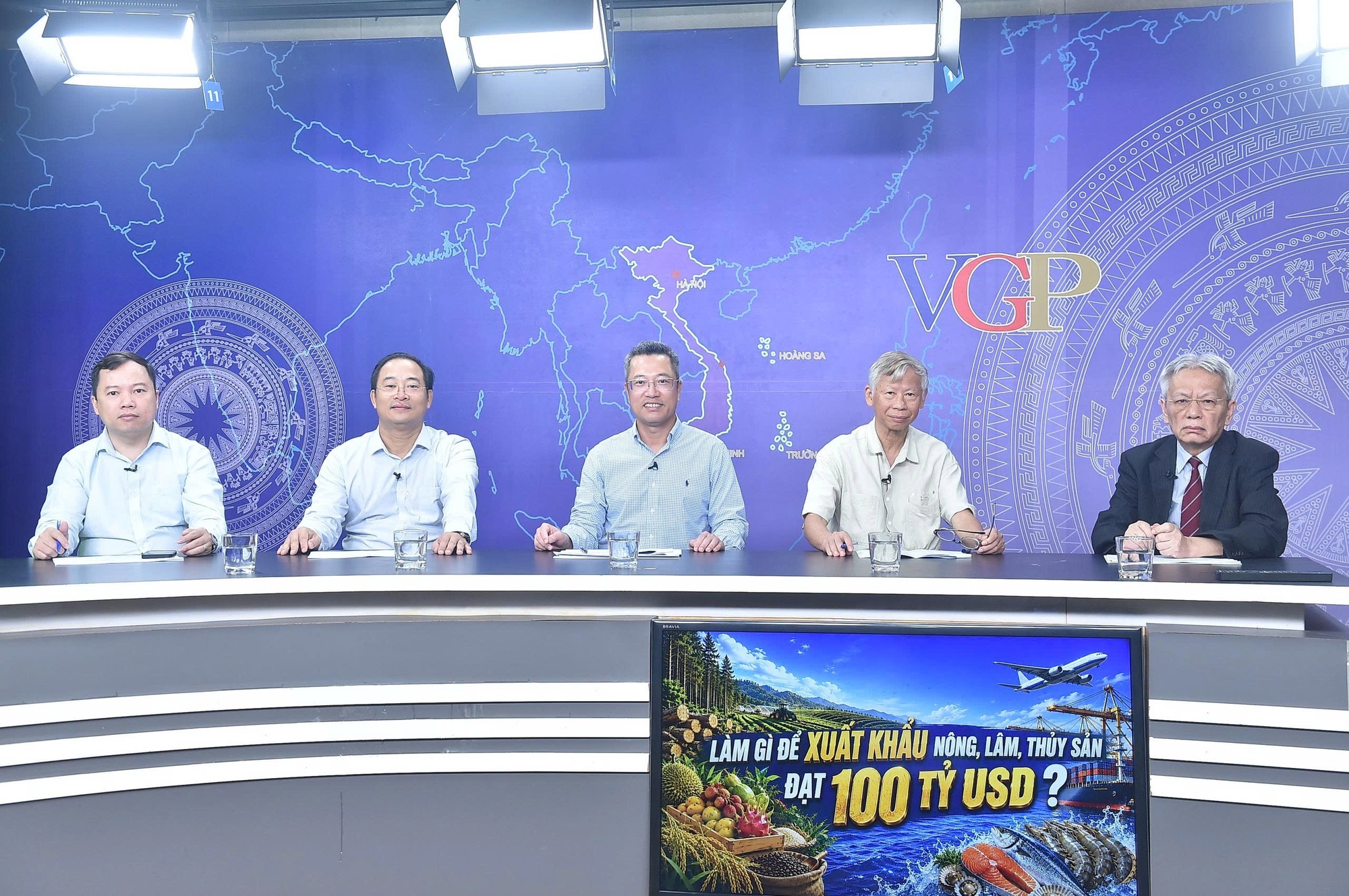 Các vị khách mời tham dự chương trình Tọa đàm (từ trái sang): Ông Tô Nguyễn Thành, chuyên gia khoa học công nghệ về truy xuất nguồn gốc nông thủy sản; ông Nguyễn Hoài Nam, Tổng Thư ký Hiệp hội Chế biến và Xuất khẩu Thủy sản Việt Nam (VASEP); ông Âu Anh Tuấn, Phó Cục trưởng Cục Hải quan (Bộ Tài chính); ông Đặng Kim Sơn, chuyên gia kinh tế, nguyên Viện trưởng Viện Chính sách và Chiến lược phát triển Nông nghiệp, nông thôn; TS. Nguyễn Sĩ Dũng, nguyên Phó Chủ nhiệm Văn phòng Quốc hội, điều phối chương trình - Ảnh: VGP/Giang Thanh
