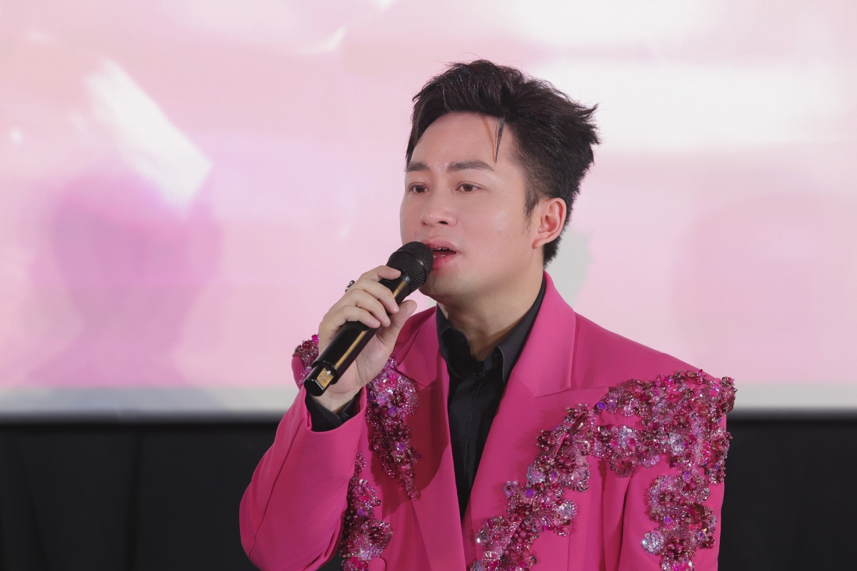Ca sĩ Tùng Dương chia sẻ tại buổi họp báo. Ảnh: Mạnh Nguyễn.