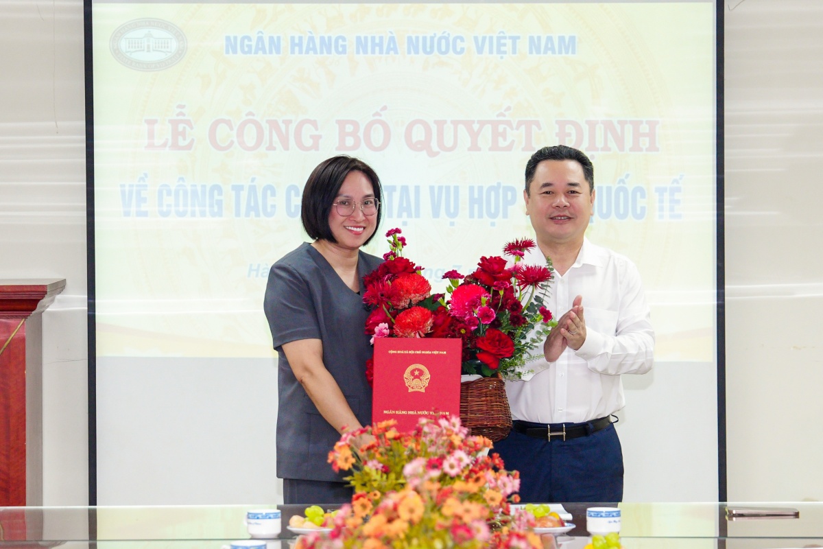 Phó Thống đốc Nguyễn Ngọc Cảnh trao quyết định cho bà Nguyễn Thị Trà Vi - tân Phó vụ trưởng Vụ HTQT Phó Thống đốc Nguyễn Ngọc Cảnh trao quyết định cho bà Nguyễn Thị Trà Vi - tân Phó vụ trưởng Vụ HTQT