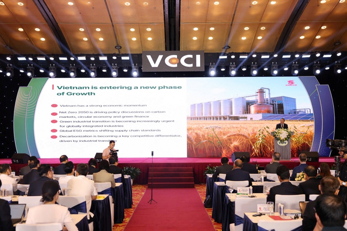 Ông Larry Lee - Phó Tổng giám đốc SABECO trình bày tại diễn đàn. (Ảnh: VCCI)