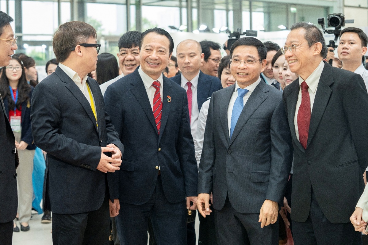 Phó thủ tướng Nguyễn Văn Thắng và Phó chủ tịch VCCI Nguyễn Quang Vinh thăm gian hàng trưng bày của SABECO tại diễn đàn (Ảnh: VCCI)