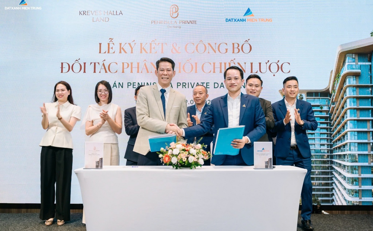 Đại diện Đơn vị phát triển dự án Công ty TNHH Peninsula Private Đà Nẵng và đơn vị phân phối Đất Xanh Miền Trung thực hiện nghi thức ký kết hợp tác chiến lược Đại diện Đơn vị phát triển dự án Công ty TNHH Peninsula Private Đà Nẵng và đơn vị phân phối Đất Xanh Miền Trung thực hiện nghi thức ký kết hợp tác chiến lược