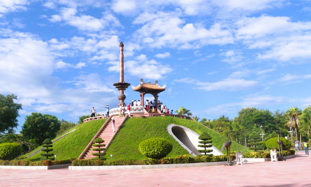 Di tích quốc gia đặc biệt Thành cổ Quảng Trị - điểm đến đầu tiên của hành trình về nguồn của đoàn công tác ngành Ngân hàng..