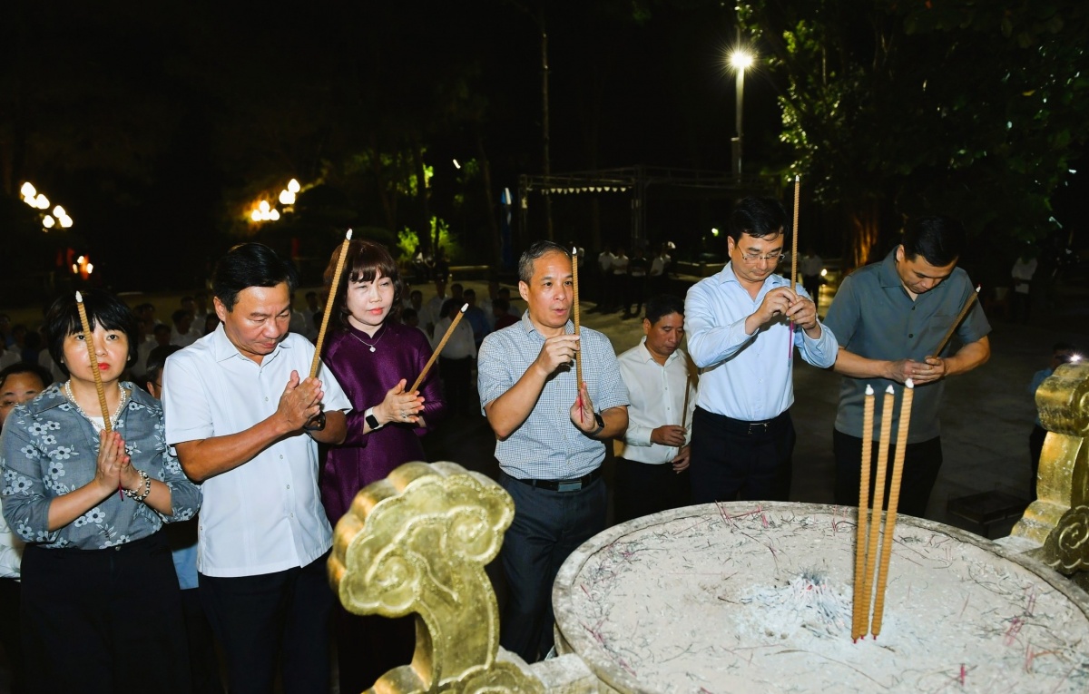 Phó Thống đốc Thường trực Đoàn Thái Sơn, Phó Thống đốc Phạm Thanh Hà, cùng các đại biểu dâng hương tại mộ các Anh hùng Liệt sỹ Nghĩa trang Trường Sơn.