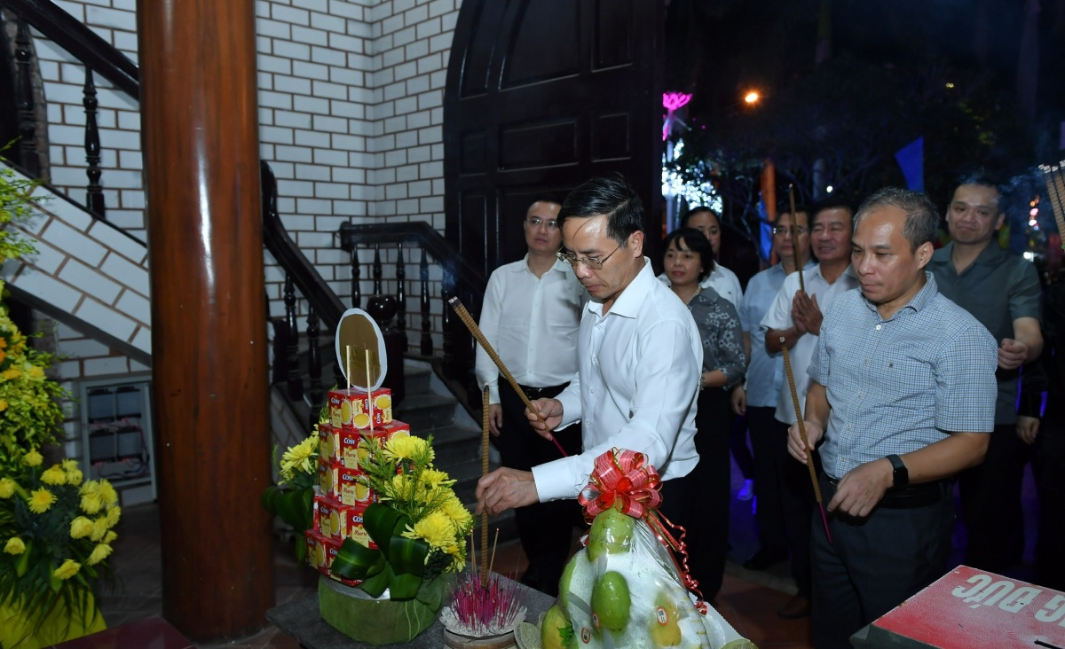 Thống đốc Phạm Đức Ấn cùng Đoàn công tác dâng hương các Anh hùng Liệt sỹ tại Di tích lịch sử đặc biệt Thành cổ Quảng Trị.