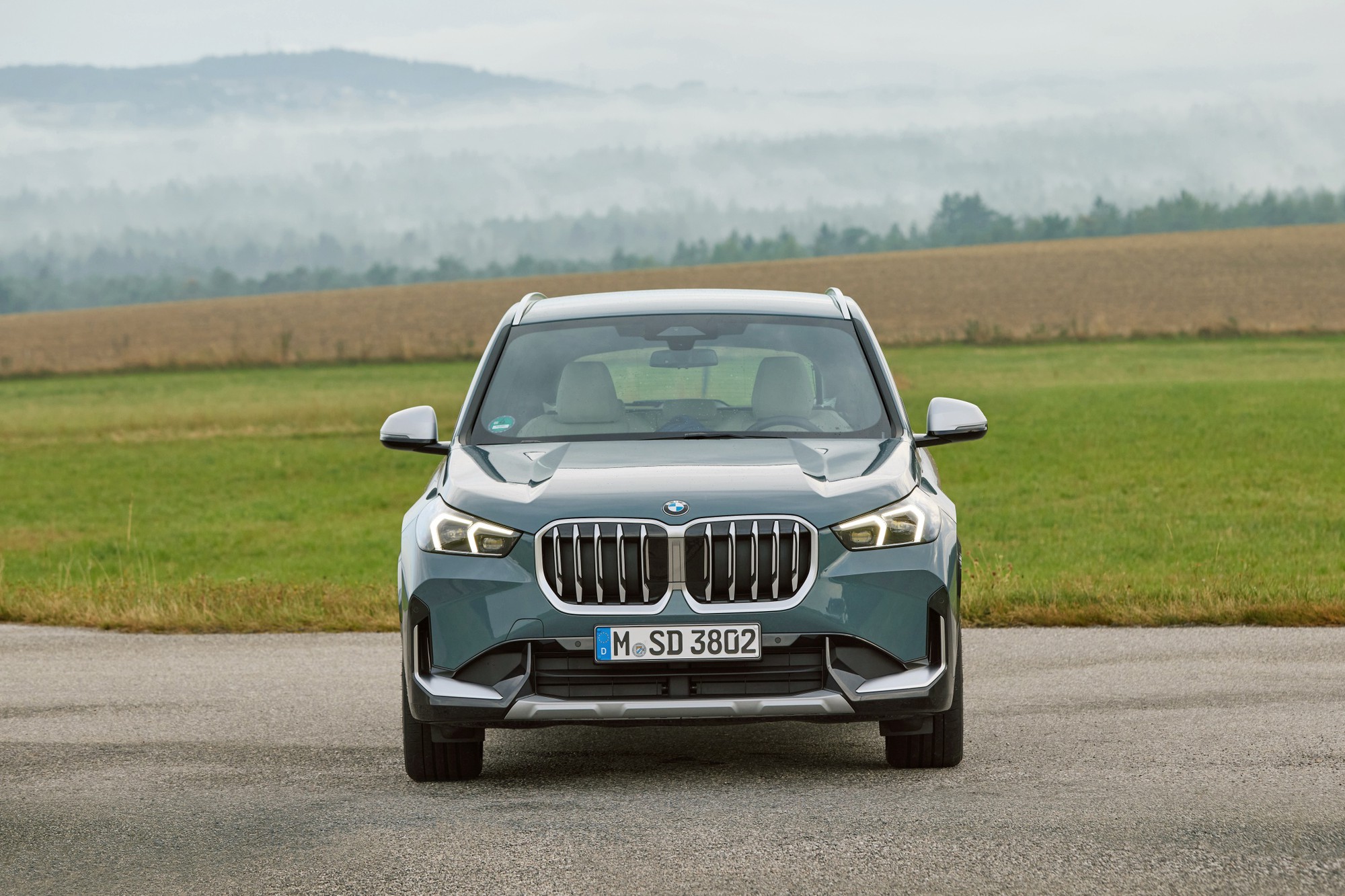 BMW X1 chốt giá 1,689 tỷ đồng tại Việt Nam: Một bản, máy 2.0L, có màn cong, ADAS, cạnh tranh Q3 với giá rẻ hơn 410 triệu đồng - Ảnh 4.