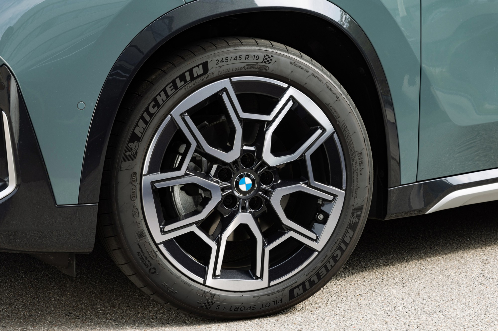 BMW X1 chốt giá 1,689 tỷ đồng tại Việt Nam: Một bản, máy 2.0L, có màn cong, ADAS, cạnh tranh Q3 với giá rẻ hơn 410 triệu đồng - Ảnh 12.