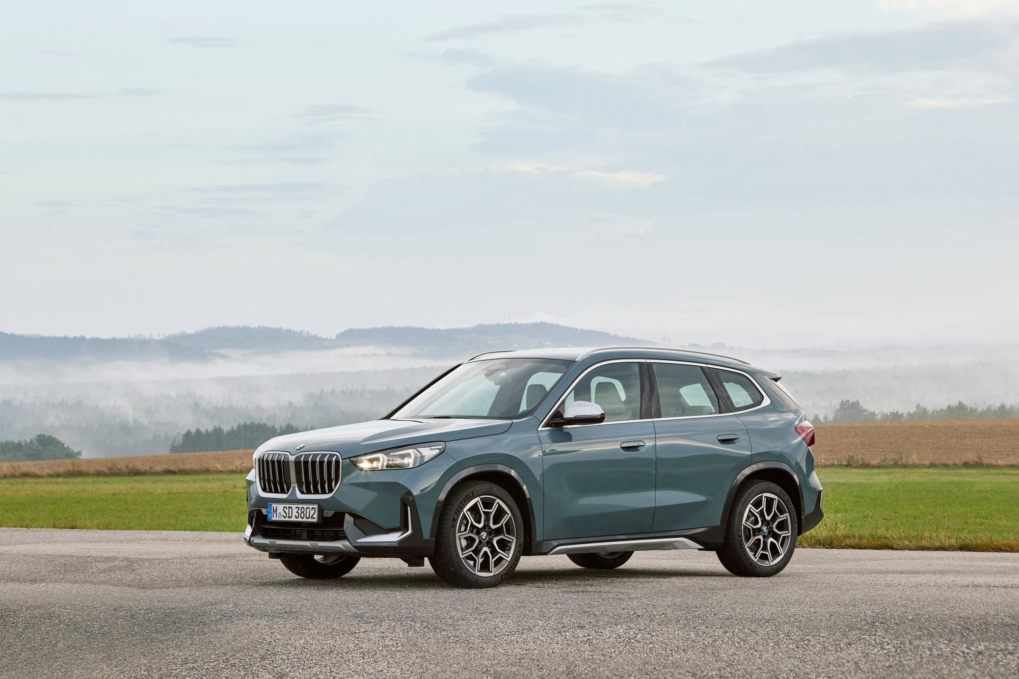 BMW X1 chốt giá 1,689 tỷ đồng tại Việt Nam: Một bản, máy 2.0L, có màn cong, ADAS, cạnh tranh Q3 với giá rẻ hơn 410 triệu đồng - Ảnh 3.