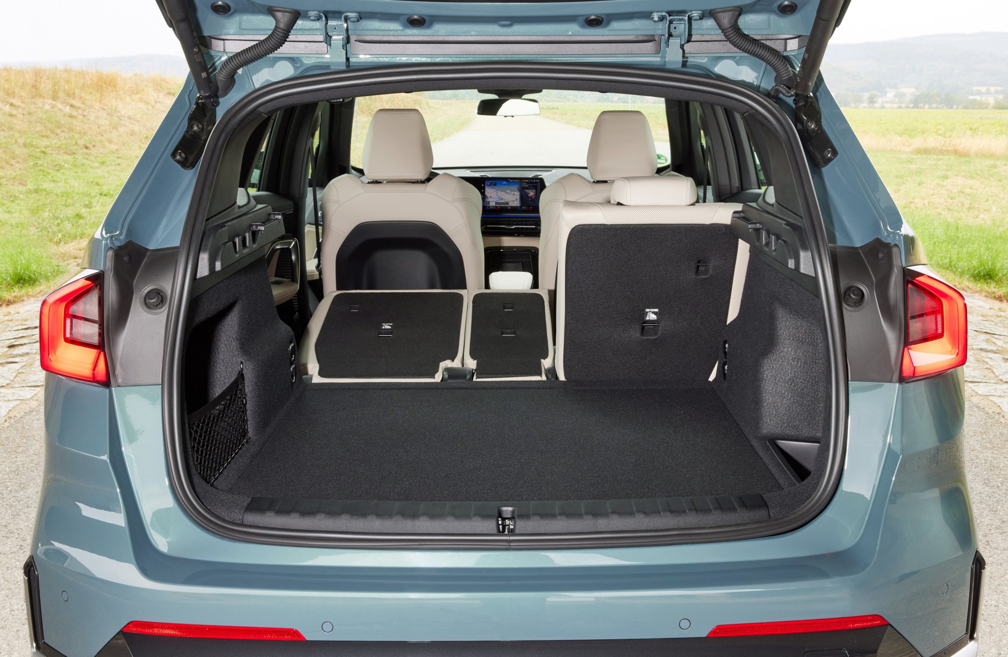 BMW X1 chốt giá 1,689 tỷ đồng tại Việt Nam: Một bản, máy 2.0L, có màn cong, ADAS, cạnh tranh Q3 với giá rẻ hơn 410 triệu đồng - Ảnh 8.