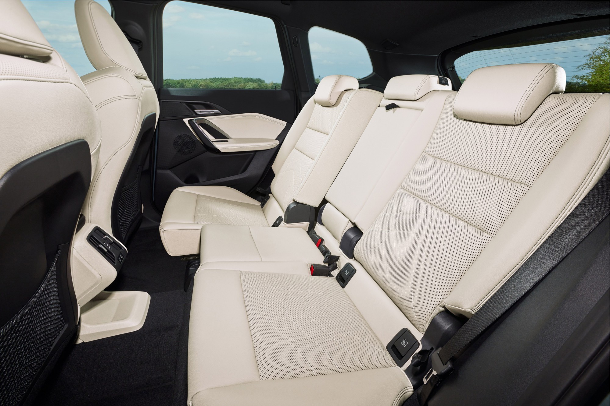 BMW X1 chốt giá 1,689 tỷ đồng tại Việt Nam: Một bản, máy 2.0L, có màn cong, ADAS, cạnh tranh Q3 với giá rẻ hơn 410 triệu đồng - Ảnh 7.
