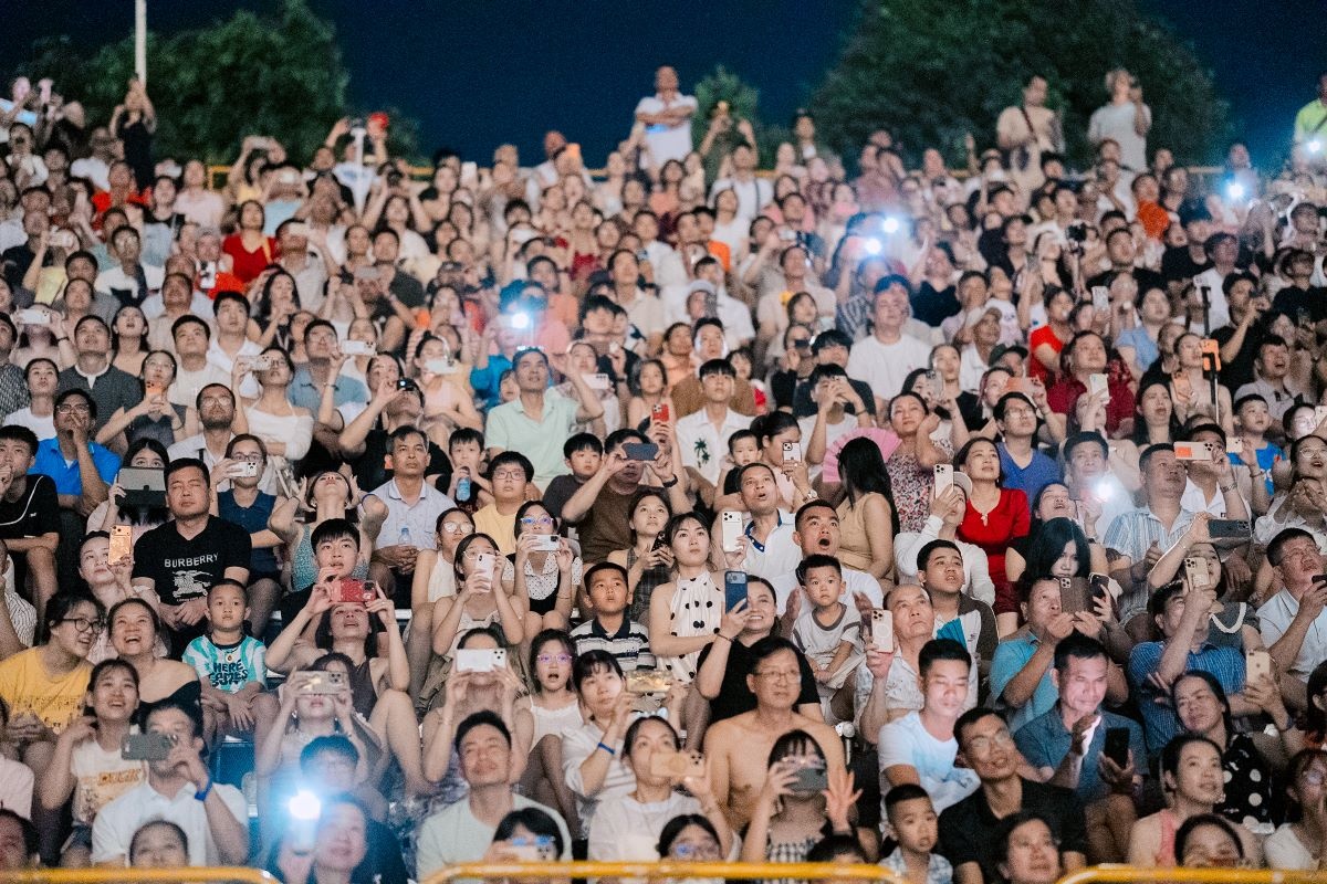 Hàng nghìn khán giả lấp kín khán đài đêm chung kết Lễ hội pháo hoa
