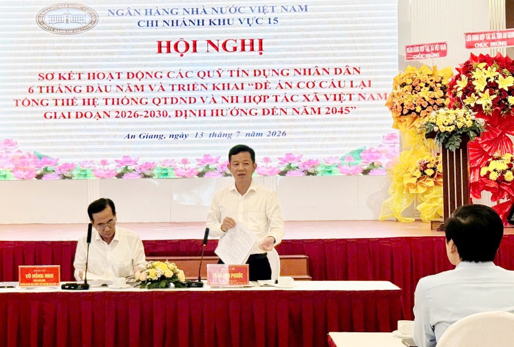 Ông Trần Văn Phước - Quyền Giám đốc NHNN Khu vực 15 và ông Võ Hồng Nho - Phó Giám đốc NHNN Khu vực 15 đồng chủ trì hội nghị Ông Trần Văn Phước - Quyền Giám đốc NHNN Khu vực 15 và ông Võ Hồng Nho - Phó Giám đốc NHNN Khu vực 15 đồng chủ trì hội nghị