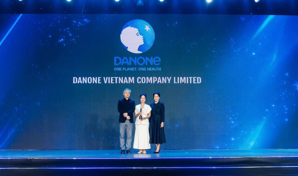 Bà Trần Thị Hoàng Thư, Tổng giám đốc Danone Việt Nam đại diện nhận giải thưởng từ HR Asia