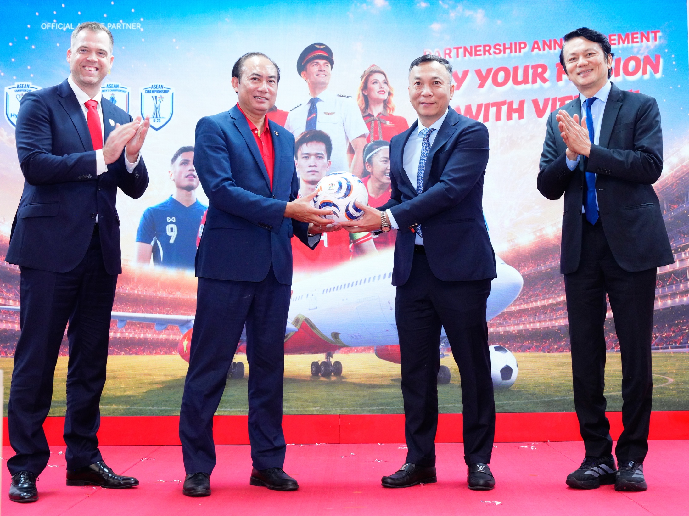 Phó Tổng giám đốc Thường trực Vietjet Tô Việt Thắng nhận bóng lưu niệm từ ông Trần Quốc Tuấn, Thành viên Ủy ban Thi đấu AFF, Chủ tịch VFF