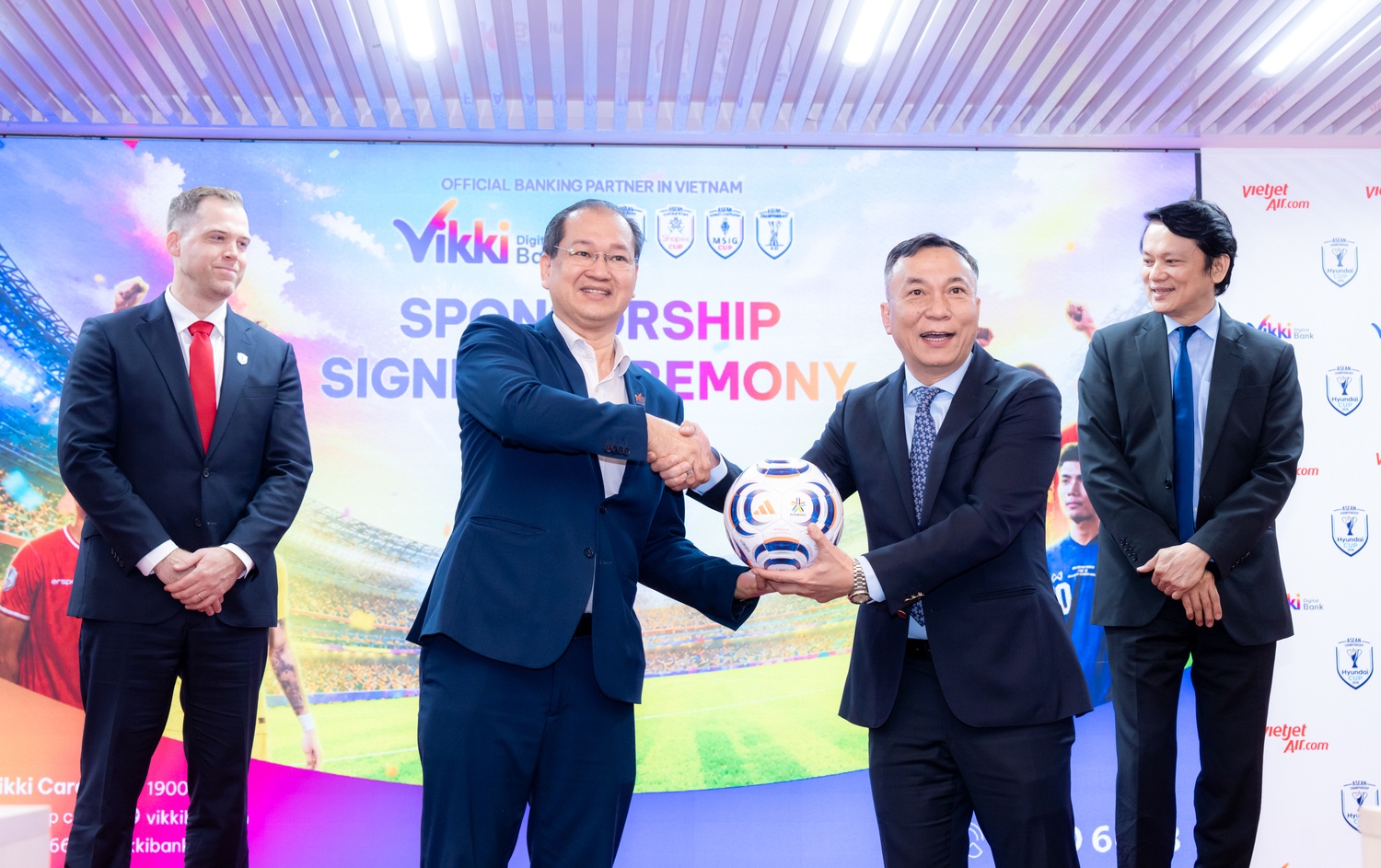 Tổng Giám đốc Vikki, ông Trần Xuân Huy nhận bóng lưu niệm từ đại diện AFF tại lễ công bố hợp tác