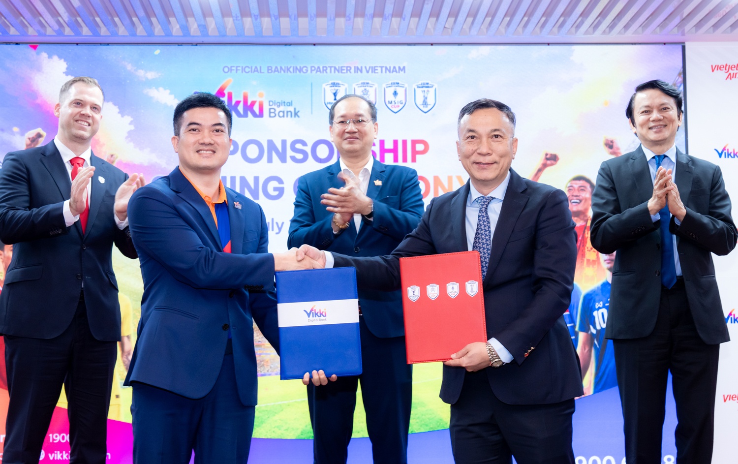 Đại diện AFF trao biên bản hợp tác cho Ngân hàng Số Vikki, đánh dấu mối quan hệ hợp tác giữa hai bên. 