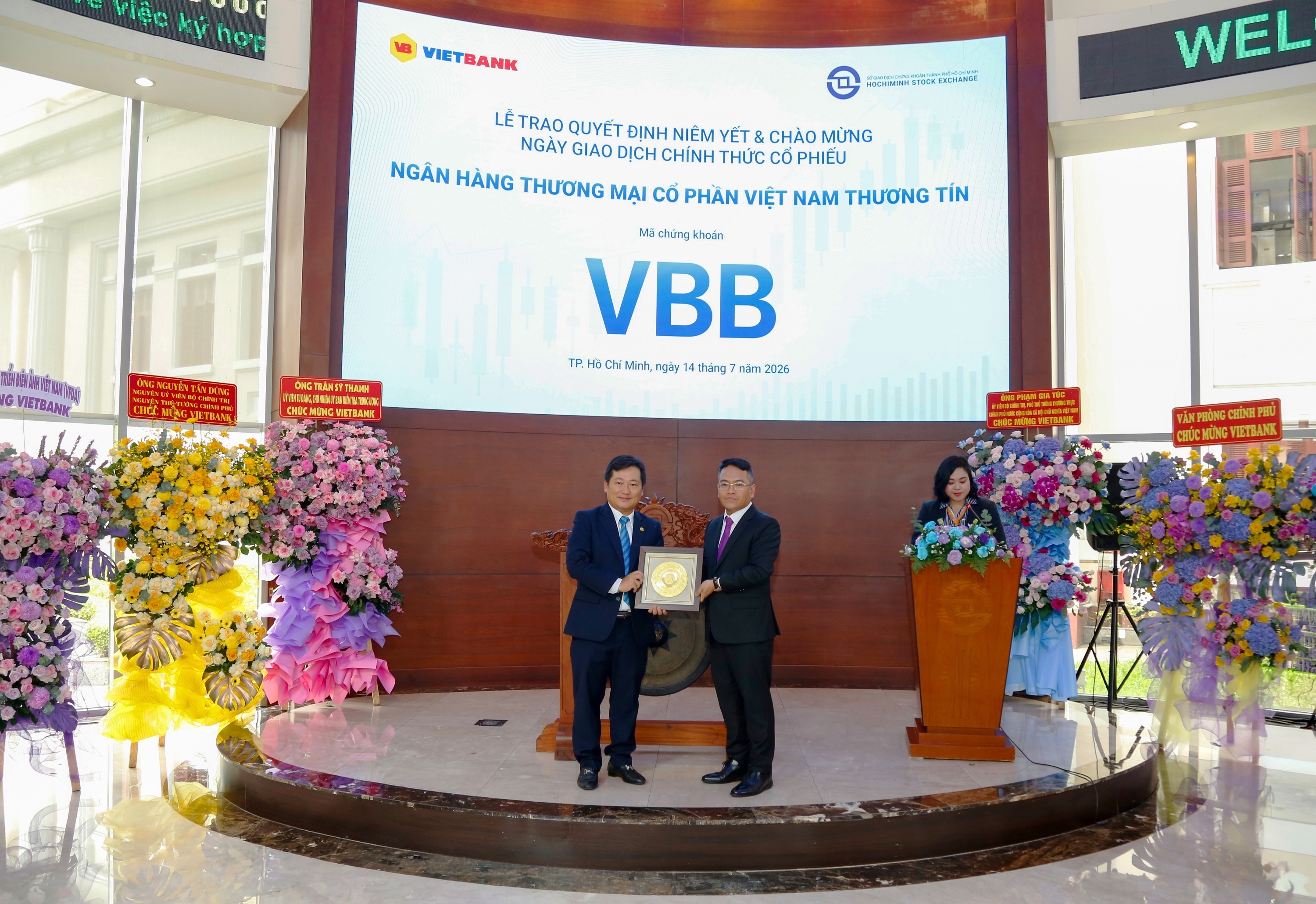 Ông Dương Nhất Nguyên – Chủ tịch HĐQT Vietbank nhận quyết định niêm yết từ ông Trịnh Sơn Hồng – Quyền Chủ tịch Sở GDCK TP.HCM Ông Dương Nhất Nguyên – Chủ tịch HĐQT Vietbank nhận quyết định niêm yết từ ông Trịnh Sơn Hồng – Quyền Chủ tịch Sở GDCK TP.HCM