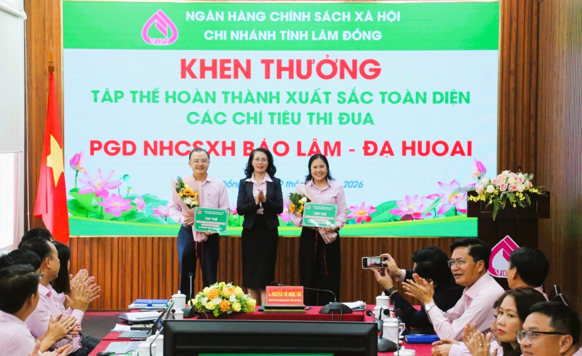 Khen thưởng các phòng giao dịch hoàn thành xuất sắc toàn diện các cbỉ tiêu thi đua.. Khen thưởng các phòng giao dịch hoàn thành xuất sắc toàn diện các cbỉ tiêu thi đua..