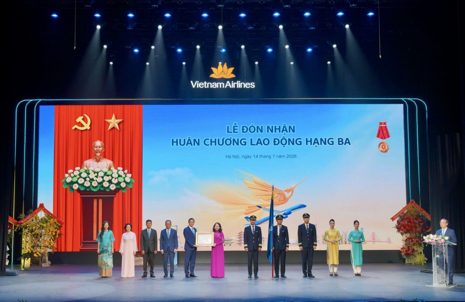 Toàn cảnh Phó Chủ tịch nước Võ Thị Ánh Xuân đã trao Huân chương Lao động hạng Ba cho tập thể và lãnh đạo Vietnam Airlines